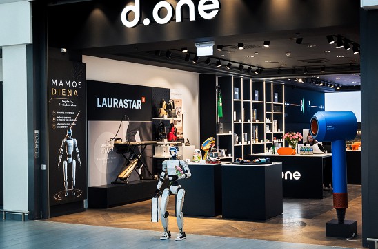 Inovacijos su emocija: d.one salone Mamas stebino robotas humanoidas
