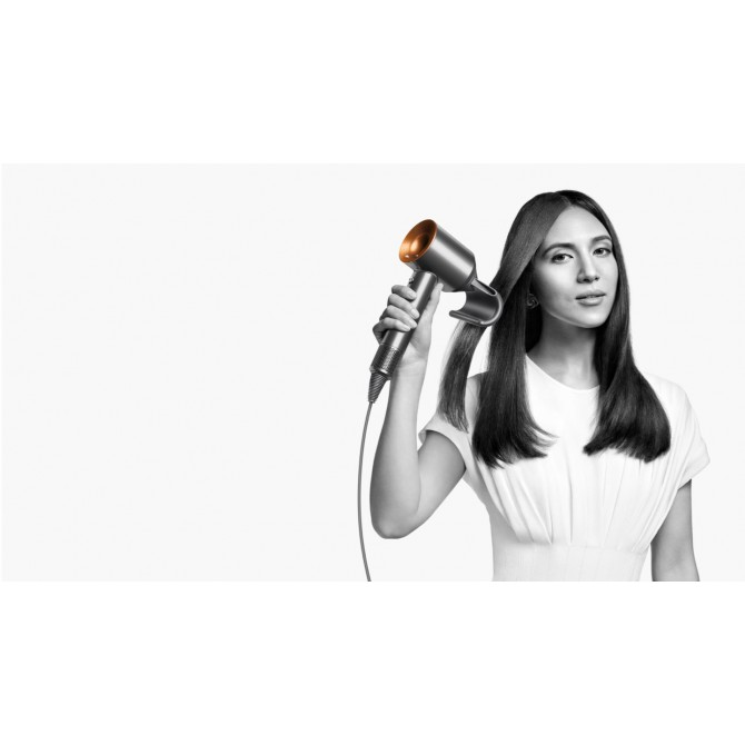 DYSON SUPERSONIC plaukų džiovintuvas, pilka/varis – kompaktiškas dėklas patogiam laikymui ir apsaugai, puikiai tinka kelionėms ir profesionaliam naudojimui.