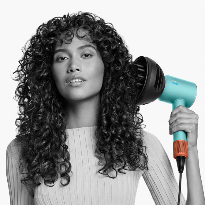 DYSON SUPERSONIC NURAL plaukų džiovintuvas, ceramic/topaz – magnetiniai antgaliai greitam keitimui, tinka įvairių šukuosenų kūrimui.