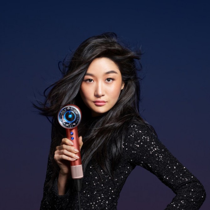 DYSON SUPERSONIC NURAL plaukų džiovintuvas, strawberry/pink – ergonomiška forma ir triukšmo mažinimo technologija, patogus ir tylus naudojimui.