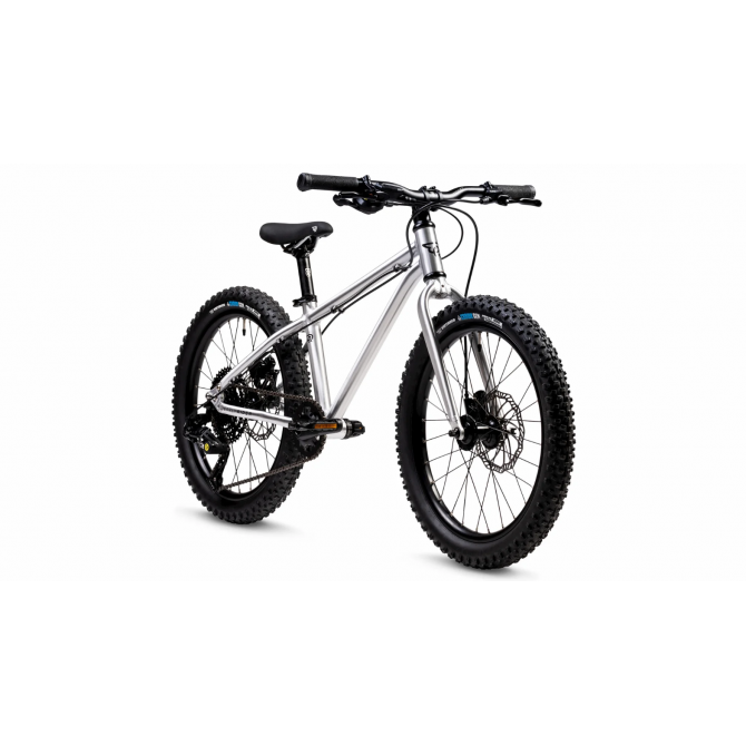 EARLY RIDER Seeker 20" vaikiškas dviratukas – 20 colių ratai, suteikia manevringumą ir kontrolę tiek mieste, tiek miško takeliuose.
