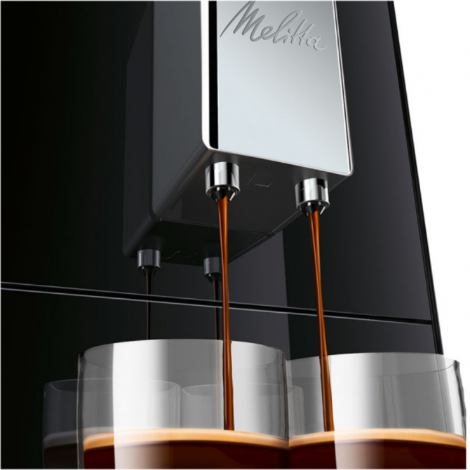 MELITTA SOLO automatinis kavos aparatas, elegantiškas juodos spalvos su sidabrinės spalvos elementais, yar reguliuojamo aukščio kavos kranelis