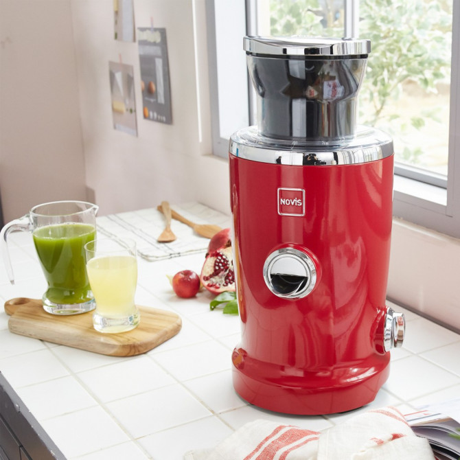 NOVIS Vita Juicer S1 sulčiaspaudė, raudona – ryškus raudonas korpusas, modernus ir stilingas virtuvės akcentas.