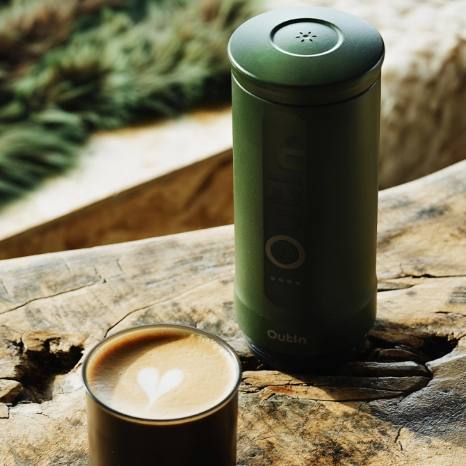 OUTIN NANO rankinis espresso kavos aparatas, tamsiai žalia, unikalus dizainas kavos gamybai, stilingas kelionių kompanionas, greitas espresso bet kur