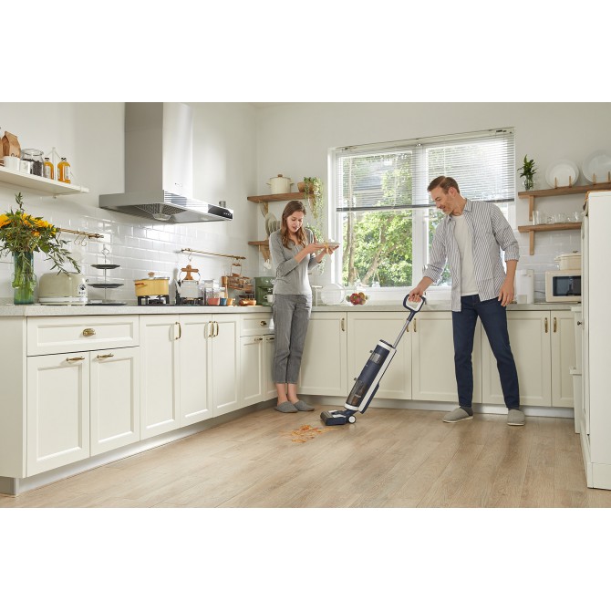 TINECO FLOOR ONE S3 Extreme belaidis grindų plovimo prietaisas - aptinka šlapias/sausas dėmes ant sandarių kietų grindų ir sumaniai reguliuoja siurbimo galią bei vandens srautą, kad rezultatai būtų visiškai idealūs.